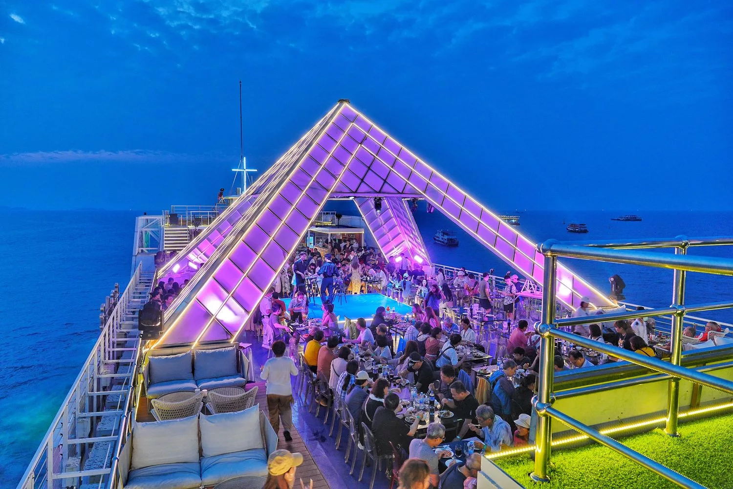 Ocean Sky Pattaya 海洋天空郵輪晚宴，自助buffet猛男人妖秀!芭達雅必去! @混血珊莎的奇幻旅程