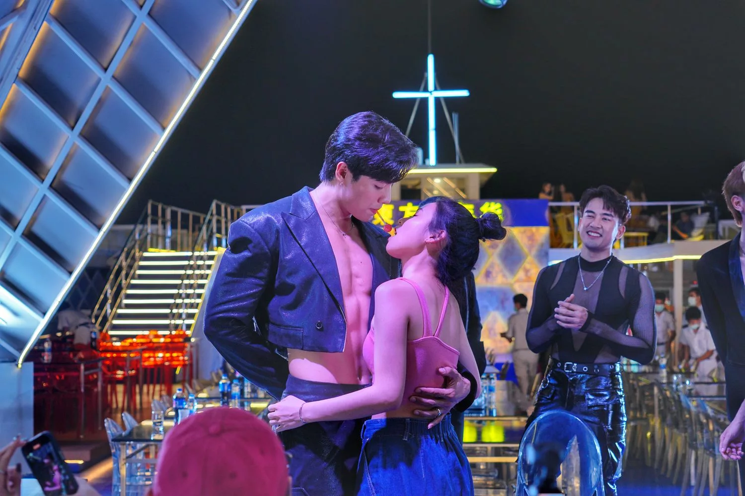 Ocean Sky Pattaya 海洋天空郵輪晚宴，自助buffet猛男人妖秀!芭達雅必去! @混血珊莎的奇幻旅程