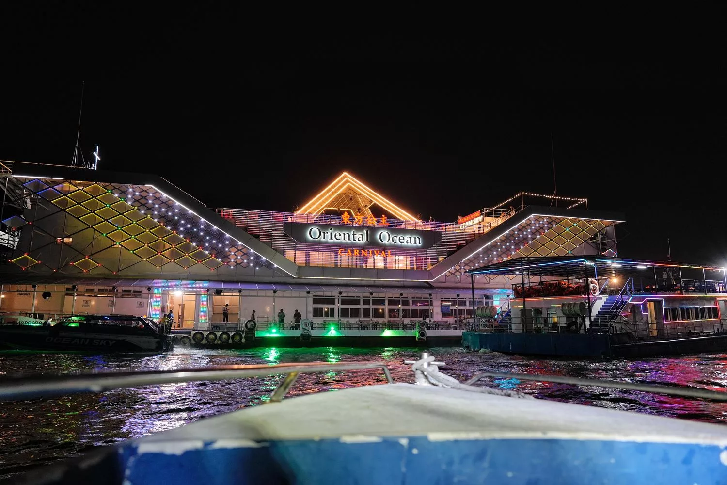 Ocean Sky Pattaya 海洋天空郵輪晚宴，自助buffet猛男人妖秀!芭達雅必去! @混血珊莎的奇幻旅程