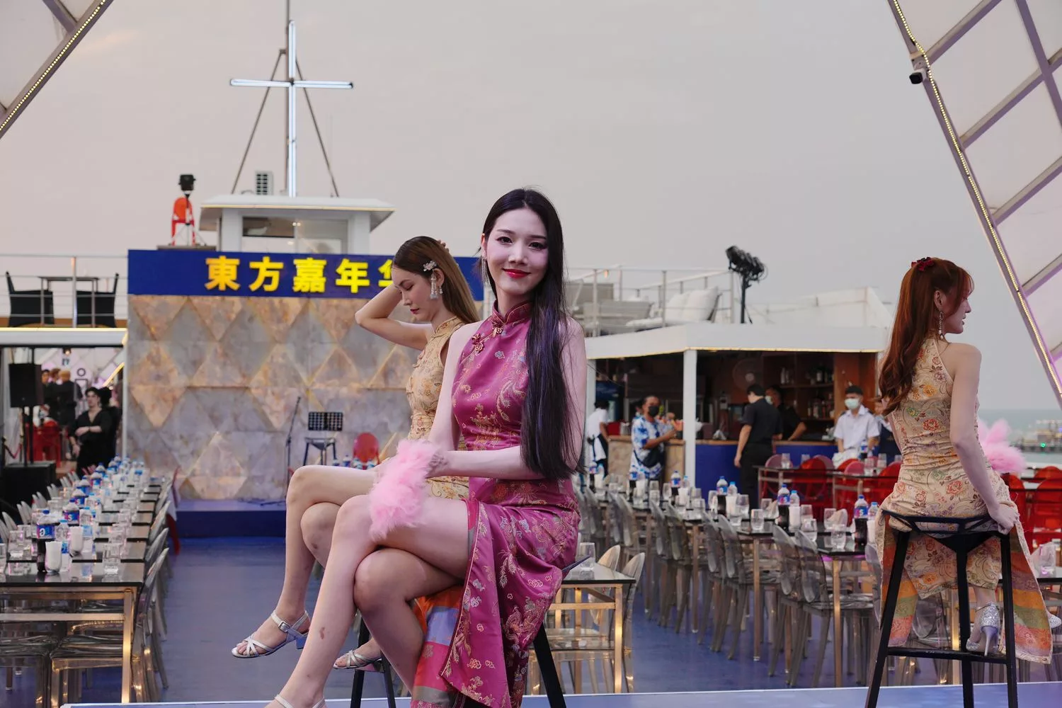 Ocean Sky Pattaya 海洋天空郵輪晚宴，自助buffet猛男人妖秀!芭達雅必去! @混血珊莎的奇幻旅程