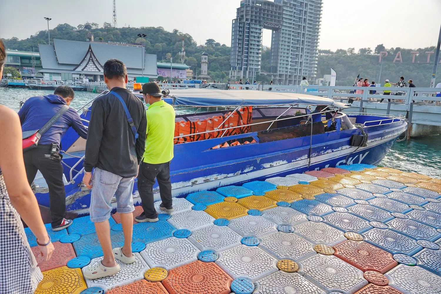 Ocean Sky Pattaya 海洋天空郵輪晚宴，自助buffet猛男人妖秀!芭達雅必去! @混血珊莎的奇幻旅程