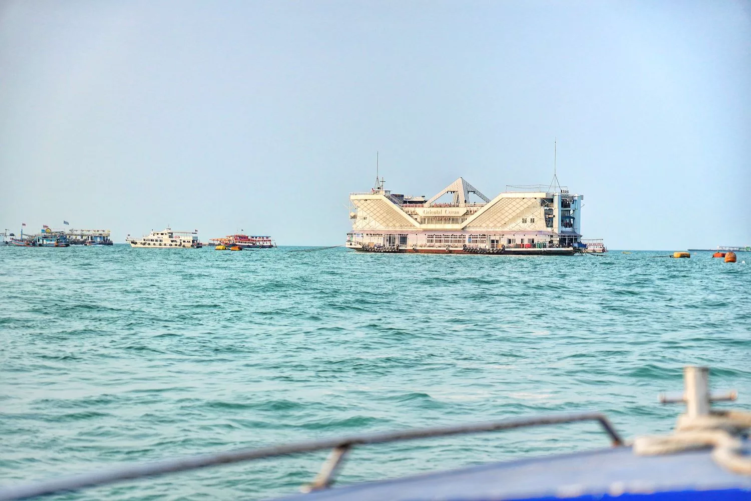 Ocean Sky Pattaya 海洋天空郵輪晚宴，自助buffet猛男人妖秀!芭達雅必去! @混血珊莎的奇幻旅程