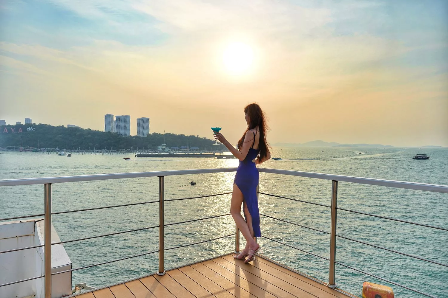 Ocean Sky Pattaya 海洋天空郵輪晚宴，自助buffet猛男人妖秀!芭達雅必去! @混血珊莎的奇幻旅程