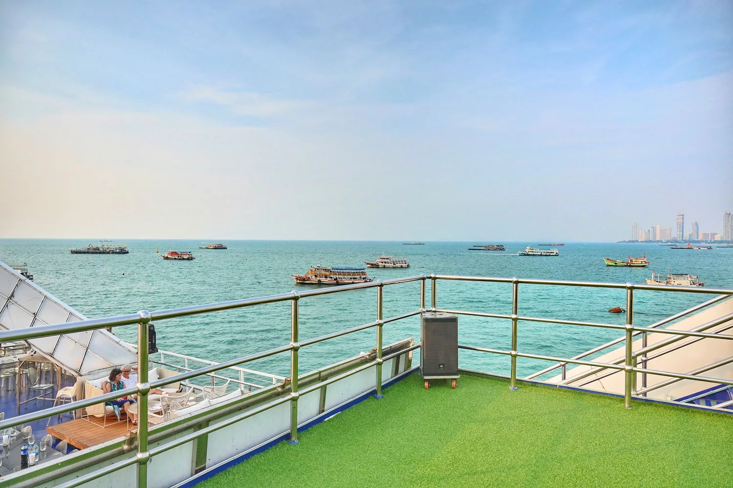 Ocean Sky Pattaya 海洋天空郵輪晚宴，自助buffet猛男人妖秀!芭達雅必去! @混血珊莎的奇幻旅程