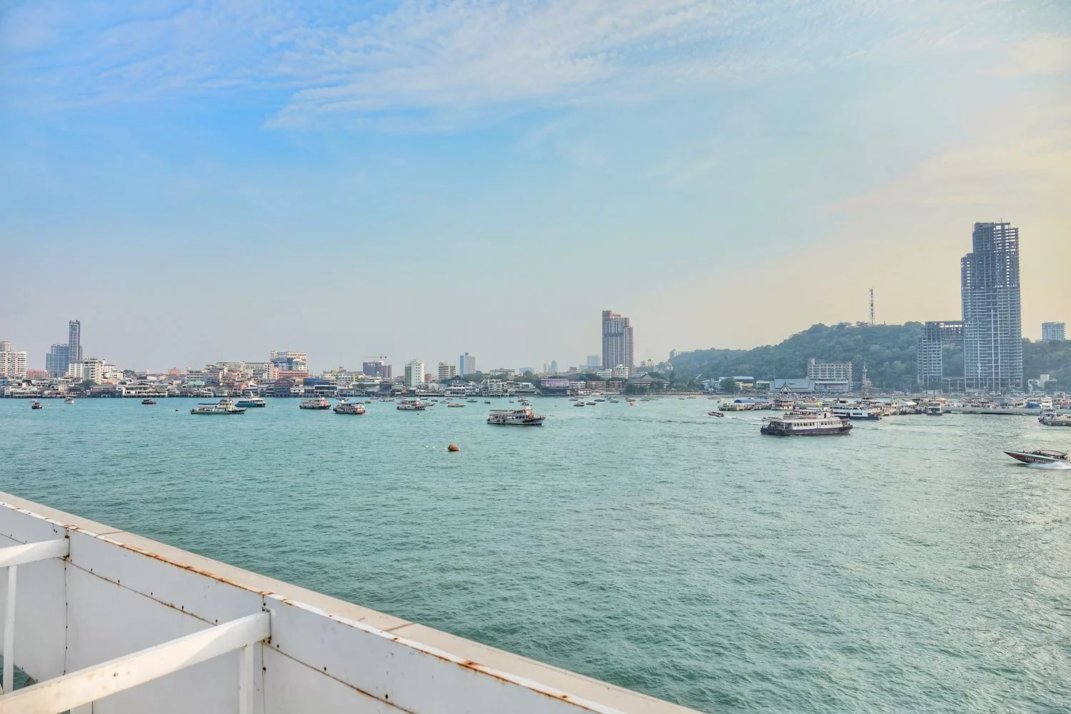 Ocean Sky Pattaya 海洋天空郵輪晚宴，自助buffet猛男人妖秀!芭達雅必去! @混血珊莎的奇幻旅程