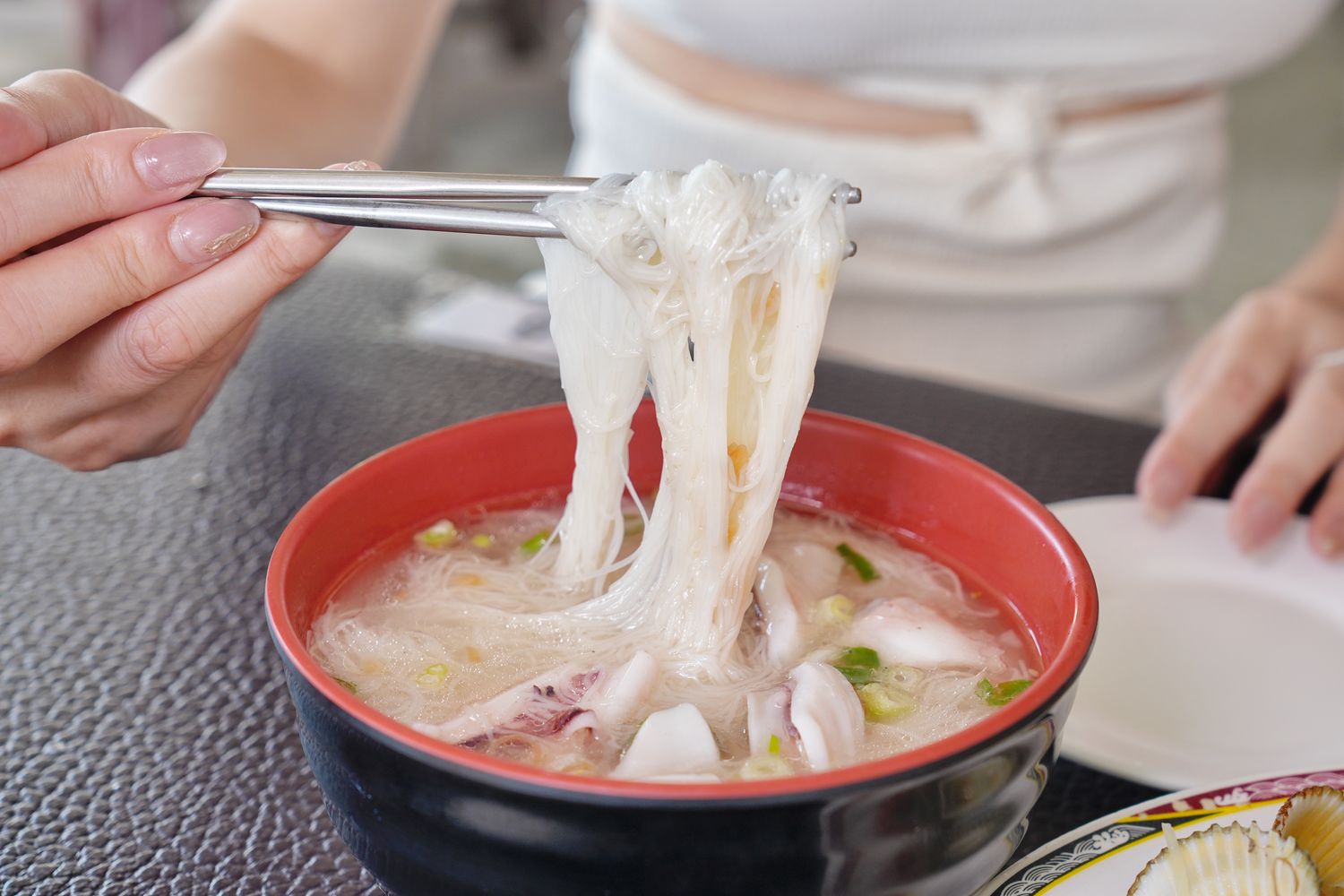 澎湖阿挺海鮮｜必吃鯨魚洞小管麵線，在地 40 年老字號餐廳! @混血珊莎的奇幻旅程