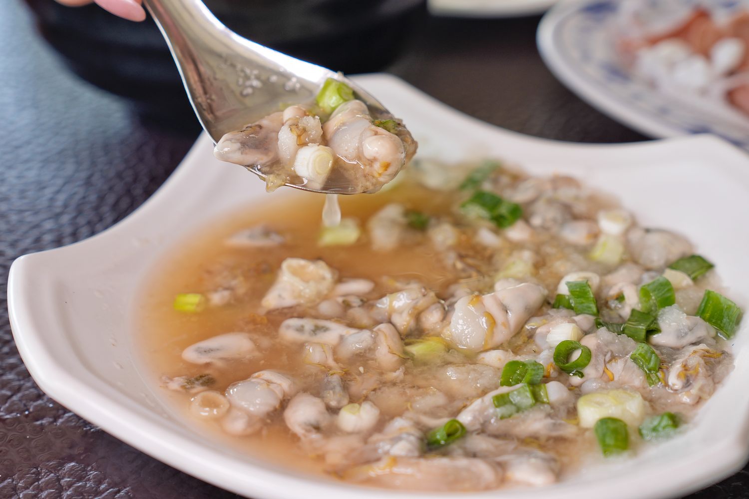澎湖阿挺海鮮｜必吃鯨魚洞小管麵線，在地 40 年老字號餐廳! @混血珊莎的奇幻旅程