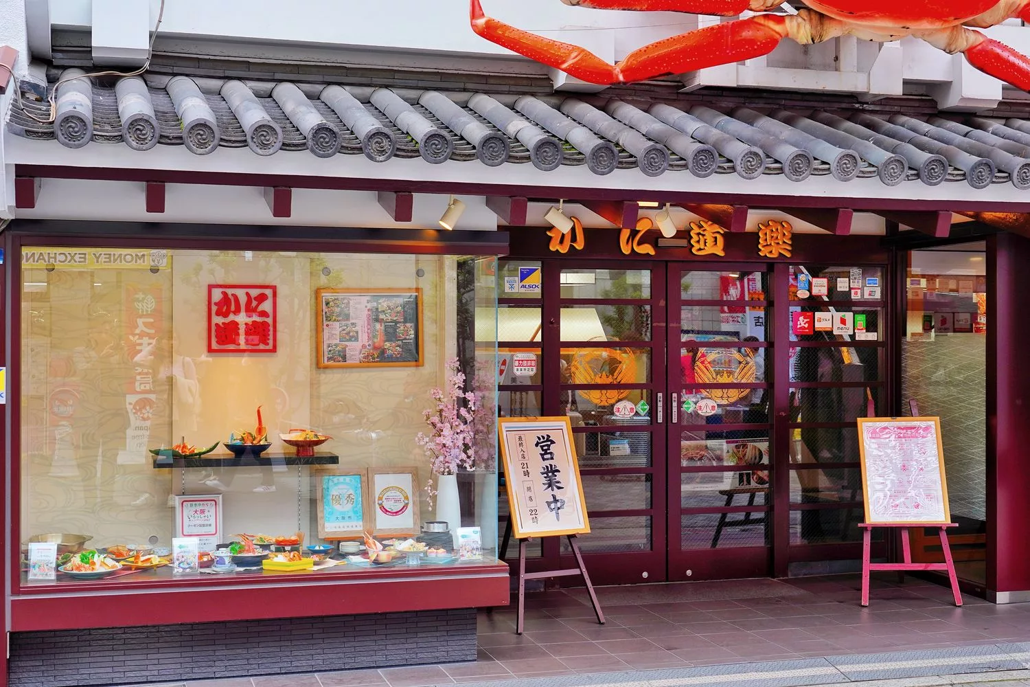 【道頓堀美食】蟹道樂 道頓堀東店，高人氣大阪連鎖螃蟹餐廳，獨立包廂享私人空間，菜單訂位攻略! @混血珊莎的奇幻旅程