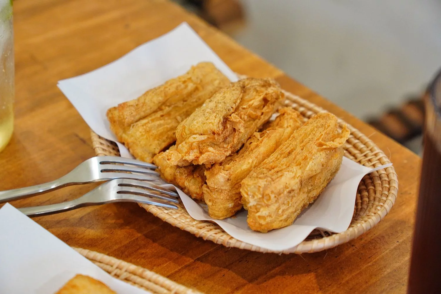 【好煎炸】台東池上超夯小吃，創意春捲料理還有超萌店貓給嚕! @混血珊莎的奇幻旅程