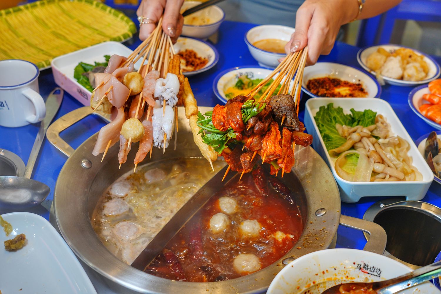 馬路邊邊串串香|麻辣鍋控必吃桃園串串火鍋,享受撸串自由! @混血珊莎的奇幻旅程 馬路邊邊串串香|麻辣鍋控必吃桃園串串火鍋,享受撸串自由! @混血珊莎的奇幻旅程