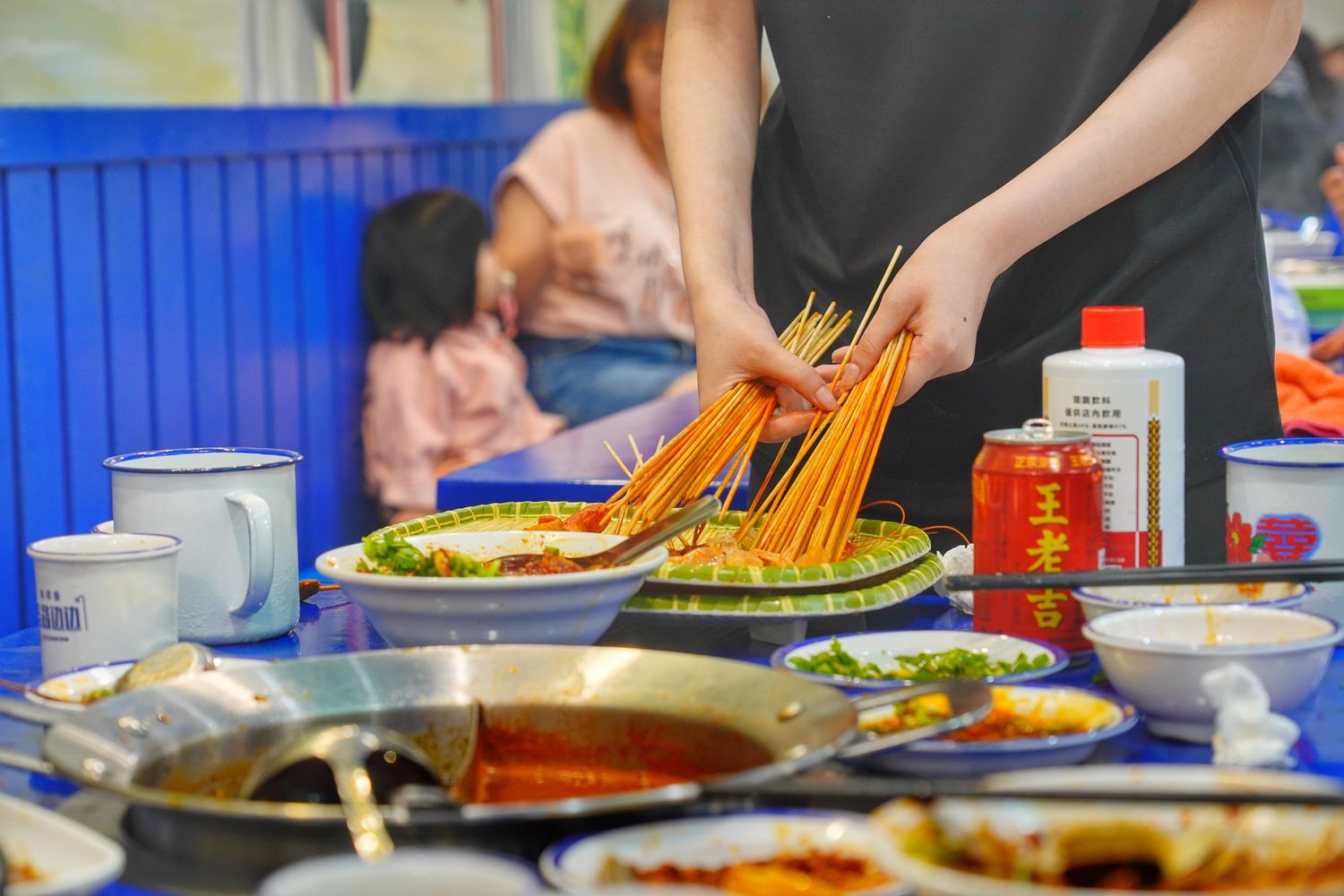 馬路邊邊串串香｜麻辣鍋控必吃桃園串串火鍋，享受撸串自由! @混血珊莎的奇幻旅程