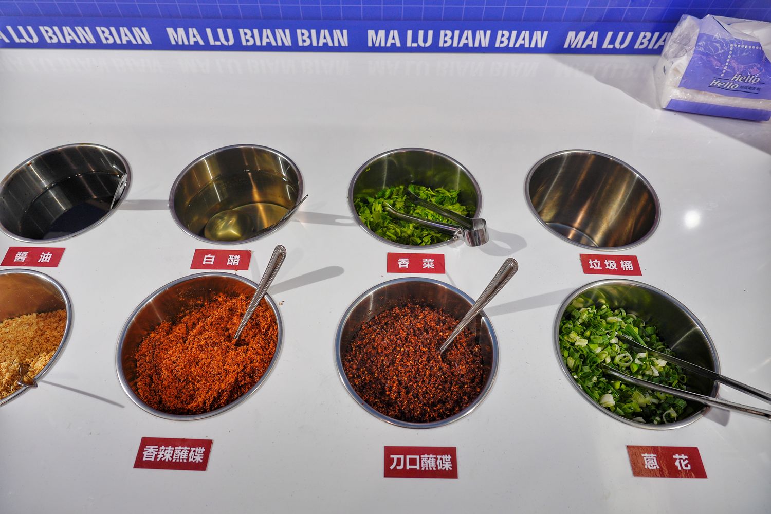 馬路邊邊串串香｜麻辣鍋控必吃桃園串串火鍋，享受撸串自由! @混血珊莎的奇幻旅程
