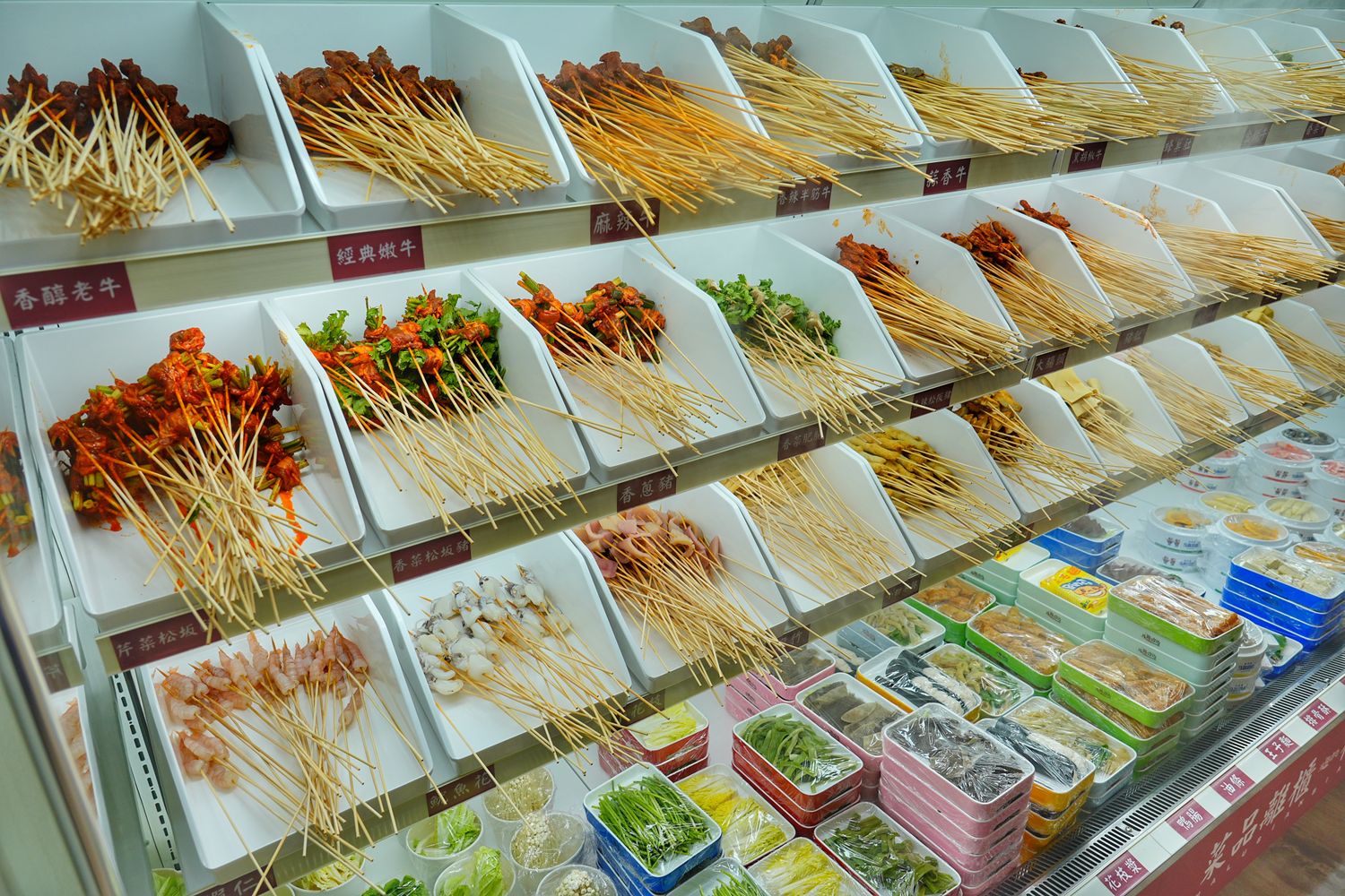 馬路邊邊串串香｜麻辣鍋控必吃桃園串串火鍋，享受撸串自由! @混血珊莎的奇幻旅程