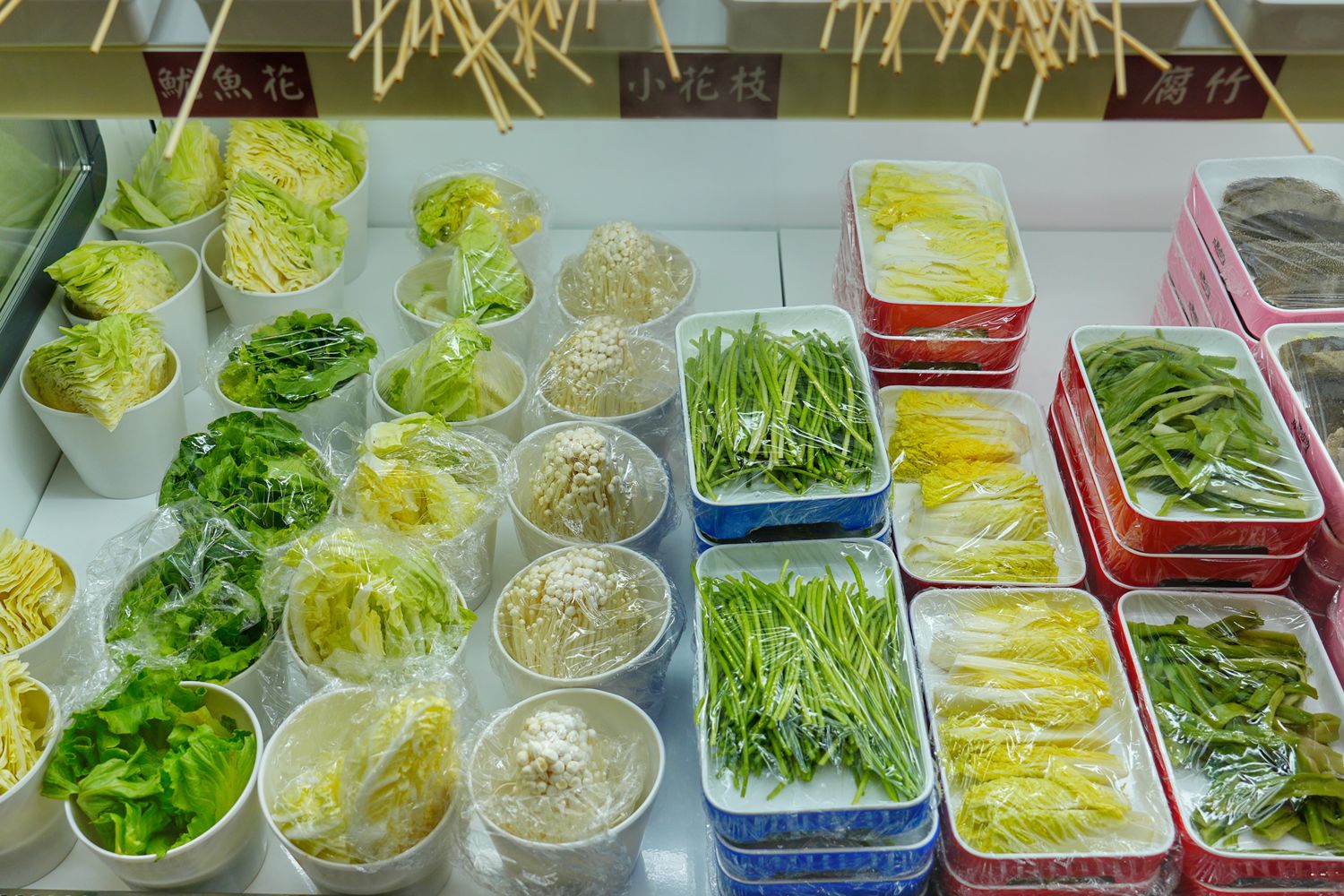 馬路邊邊串串香｜麻辣鍋控必吃桃園串串火鍋，享受撸串自由! @混血珊莎的奇幻旅程