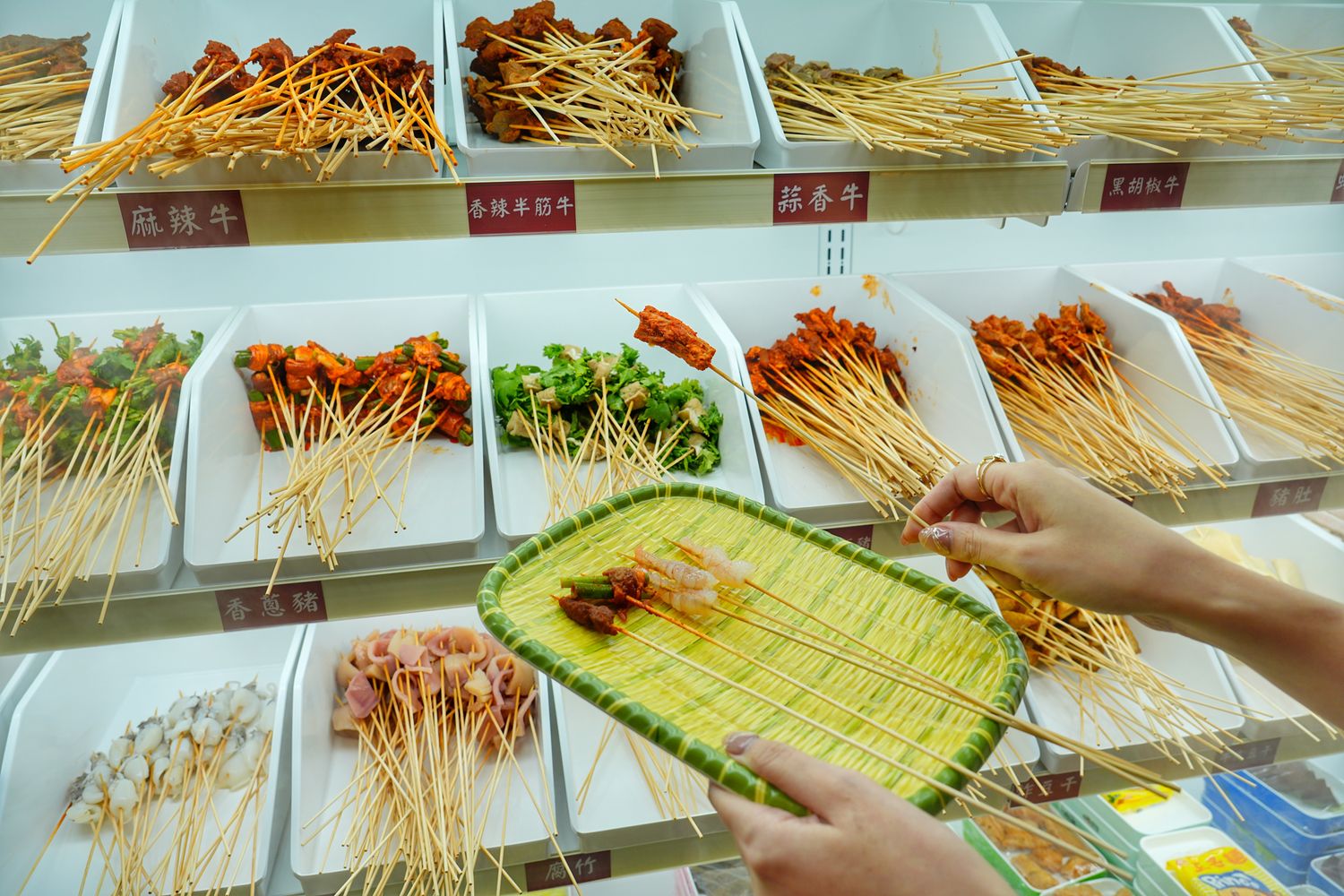 馬路邊邊串串香｜麻辣鍋控必吃桃園串串火鍋，享受撸串自由! @混血珊莎的奇幻旅程