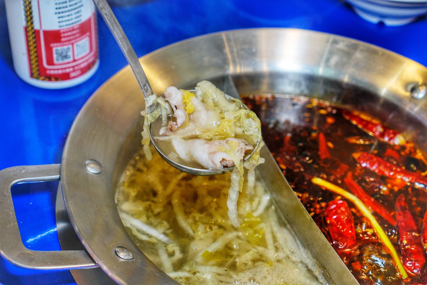馬路邊邊串串香｜麻辣鍋控必吃桃園串串火鍋，享受撸串自由! @混血珊莎的奇幻旅程