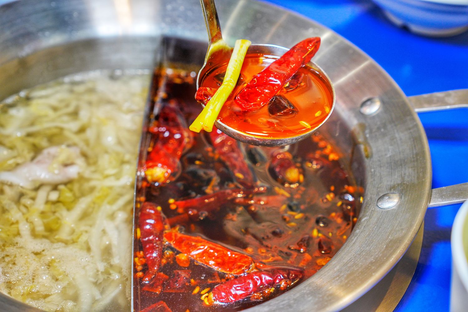 馬路邊邊串串香｜麻辣鍋控必吃桃園串串火鍋，享受撸串自由! @混血珊莎的奇幻旅程