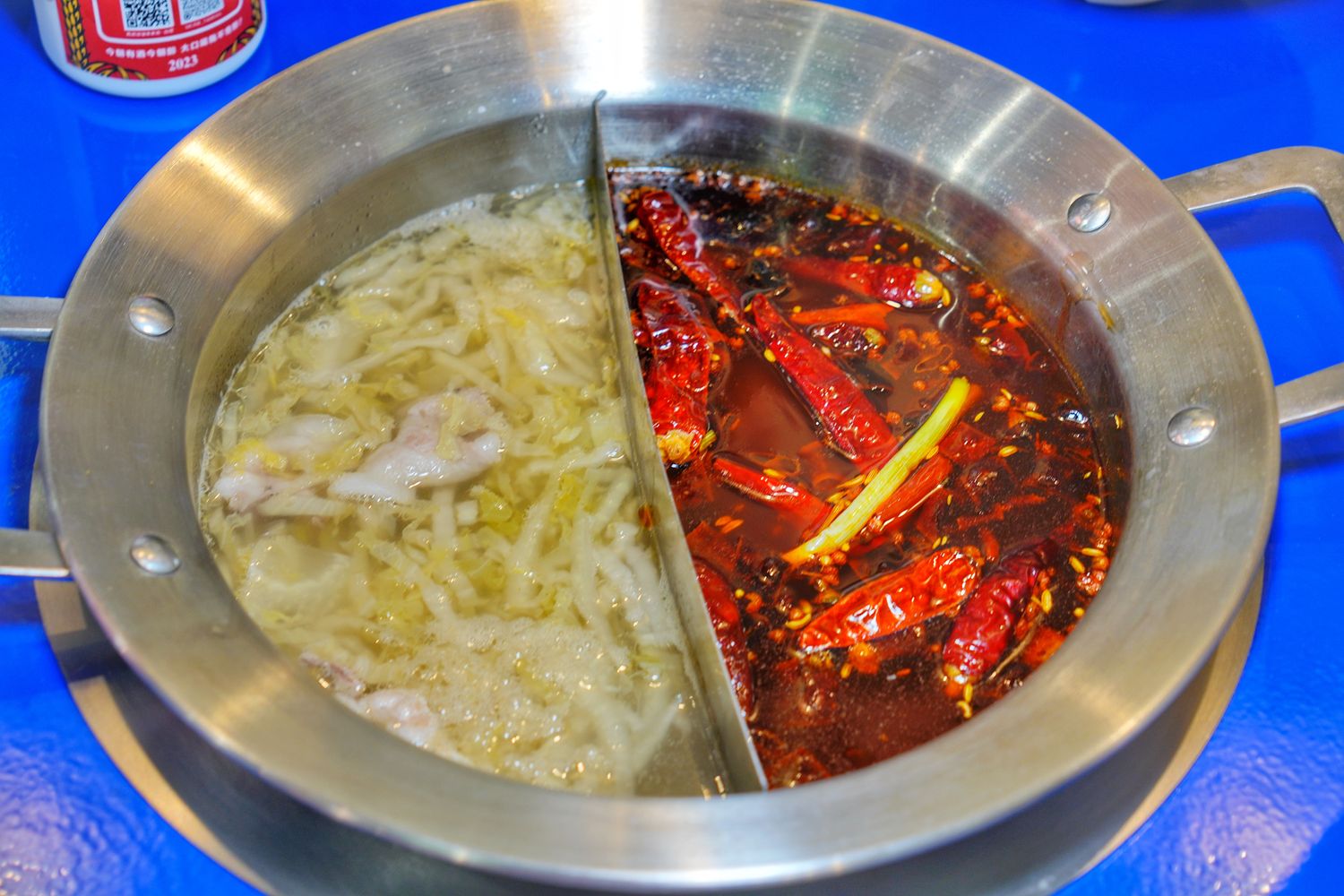 馬路邊邊串串香｜麻辣鍋控必吃桃園串串火鍋，享受撸串自由! @混血珊莎的奇幻旅程