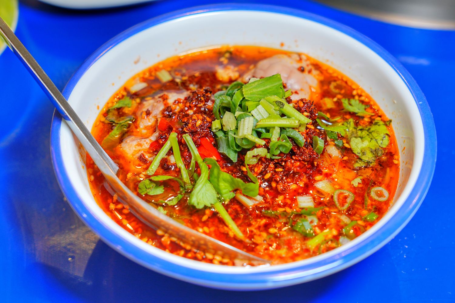 馬路邊邊串串香｜麻辣鍋控必吃桃園串串火鍋，享受撸串自由! @混血珊莎的奇幻旅程