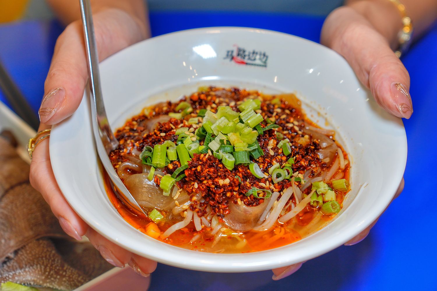 馬路邊邊串串香｜麻辣鍋控必吃桃園串串火鍋，享受撸串自由! @混血珊莎的奇幻旅程