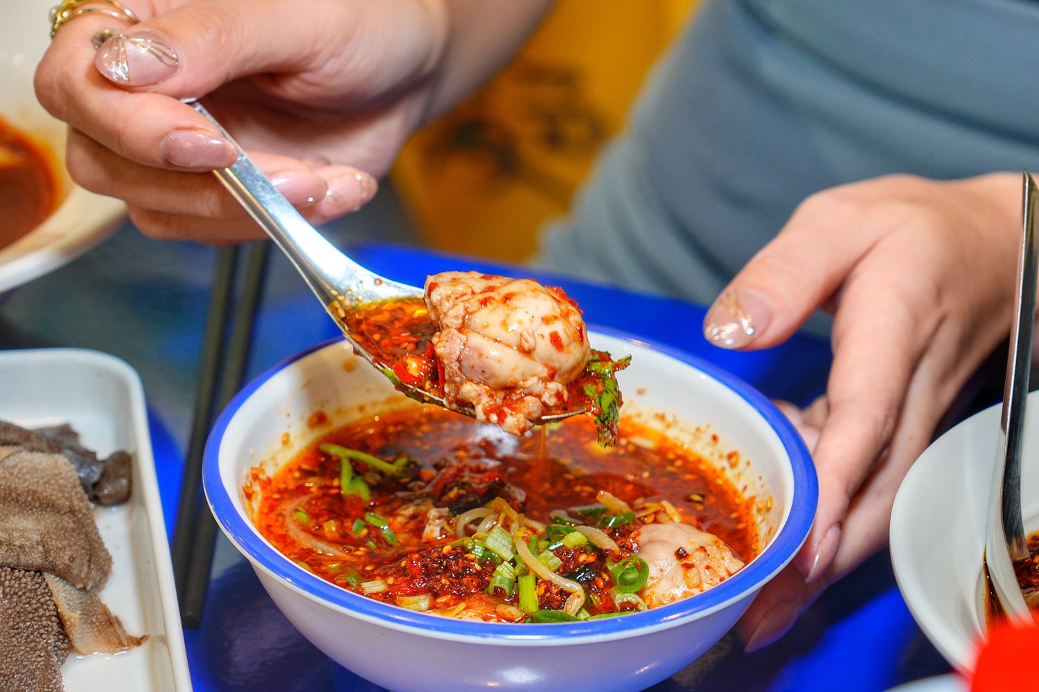 馬路邊邊串串香｜麻辣鍋控必吃桃園串串火鍋，享受撸串自由! @混血珊莎的奇幻旅程