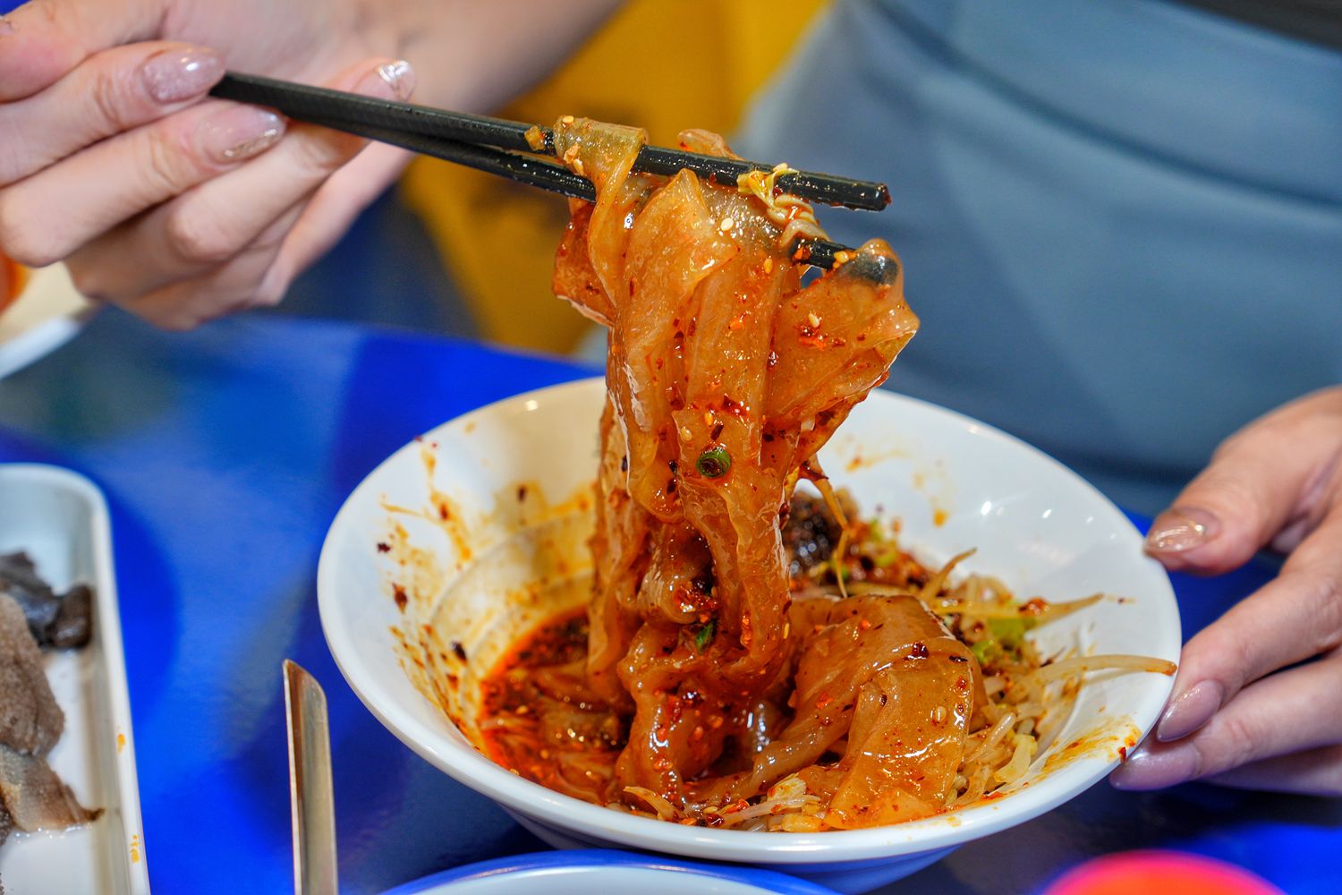 馬路邊邊串串香｜麻辣鍋控必吃桃園串串火鍋，享受撸串自由! @混血珊莎的奇幻旅程