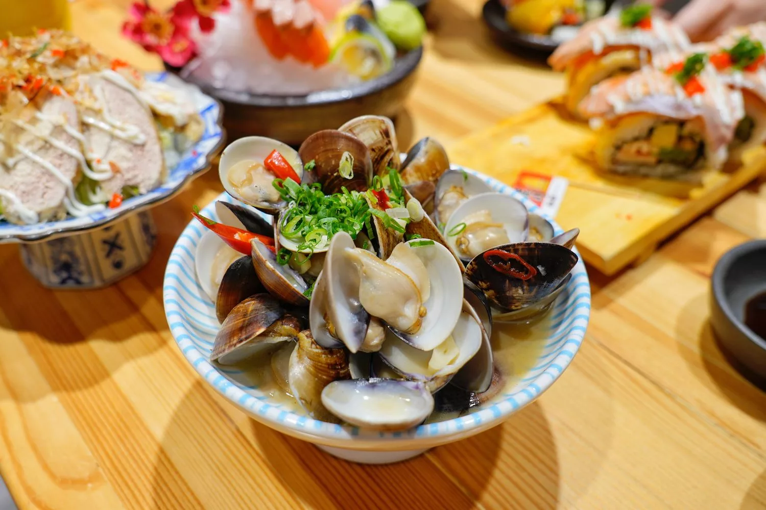 【森川丼丼嘉義店】 4.8 顆星高評價日本料理，澎湃用料氣氛很嗨! @混血珊莎的奇幻旅程
