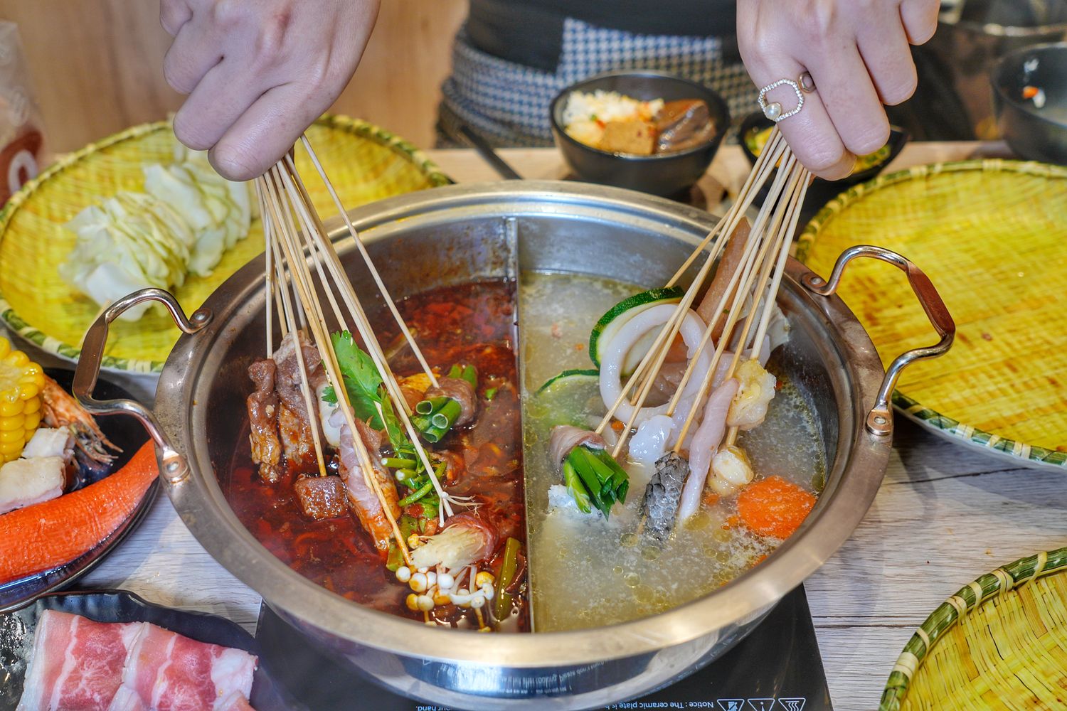 餉串串｜道地四川成都台中串串火鍋，免服務費白飯飲品無限供應! @混血珊莎的奇幻旅程