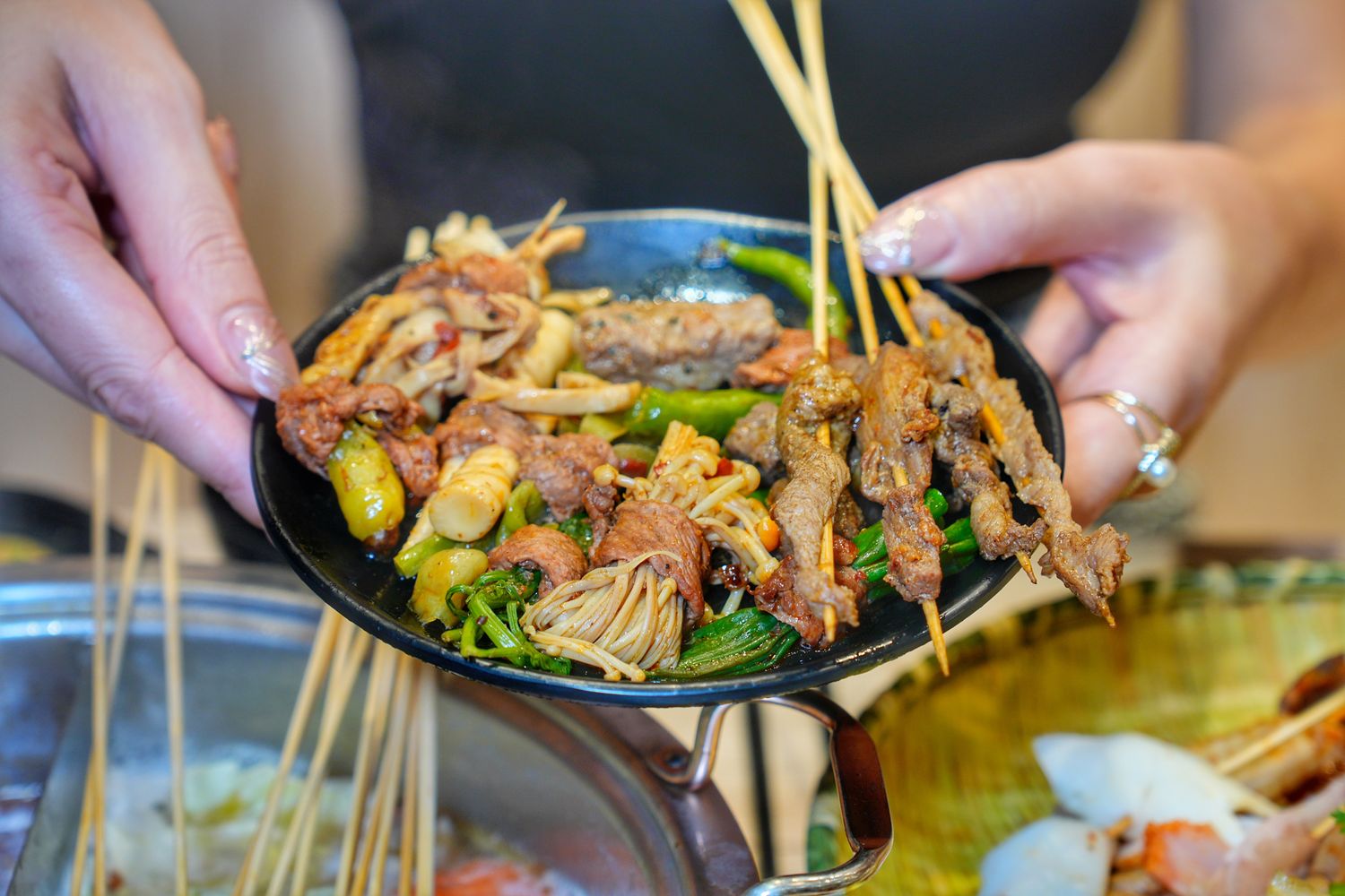 餉串串｜道地四川成都台中串串火鍋，免服務費白飯飲品無限供應! @混血珊莎的奇幻旅程