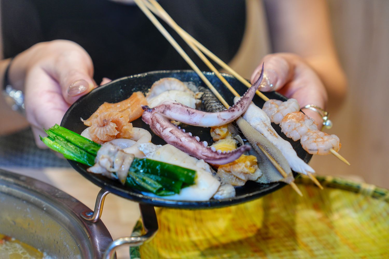 餉串串｜道地四川成都台中串串火鍋，免服務費白飯飲品無限供應! @混血珊莎的奇幻旅程