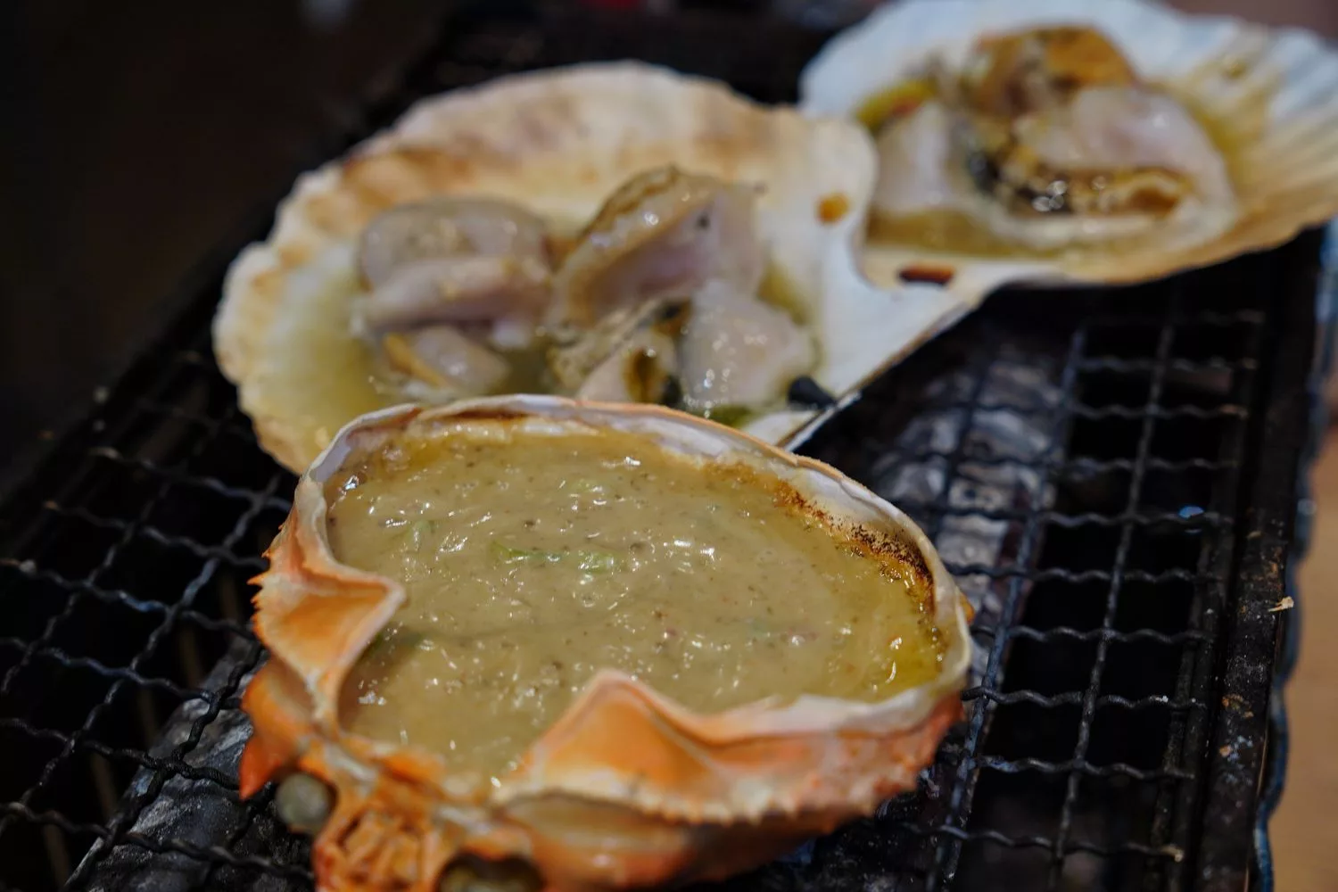 【道頓堀宵夜】磯丸水產 道頓堀店，大阪超夯海鮮居酒屋， 24 小時營業，海鮮控的天堂! @混血珊莎的奇幻旅程
