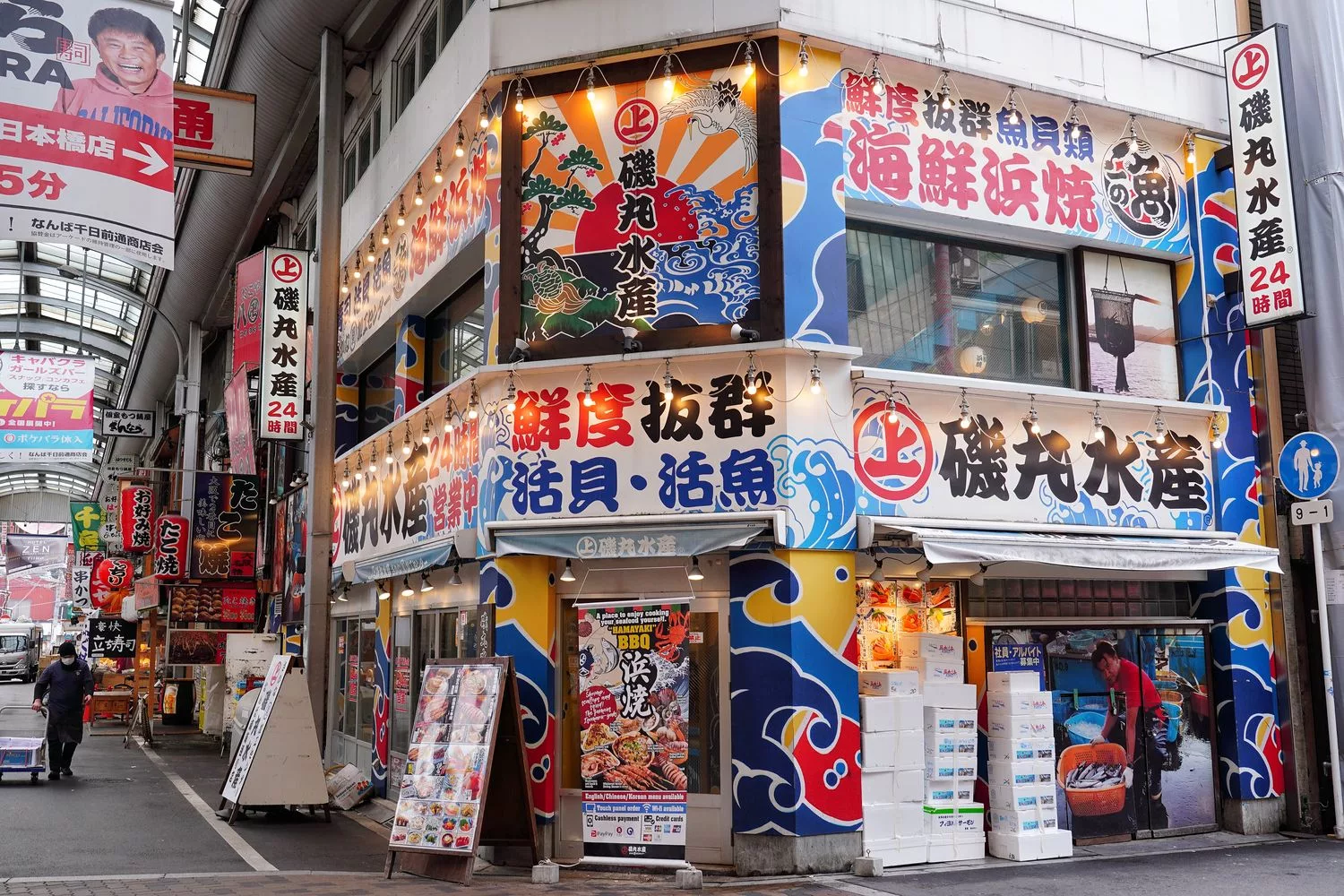 【道頓堀宵夜】磯丸水產 道頓堀店，大阪超夯海鮮居酒屋， 24 小時營業，海鮮控的天堂! @混血珊莎的奇幻旅程