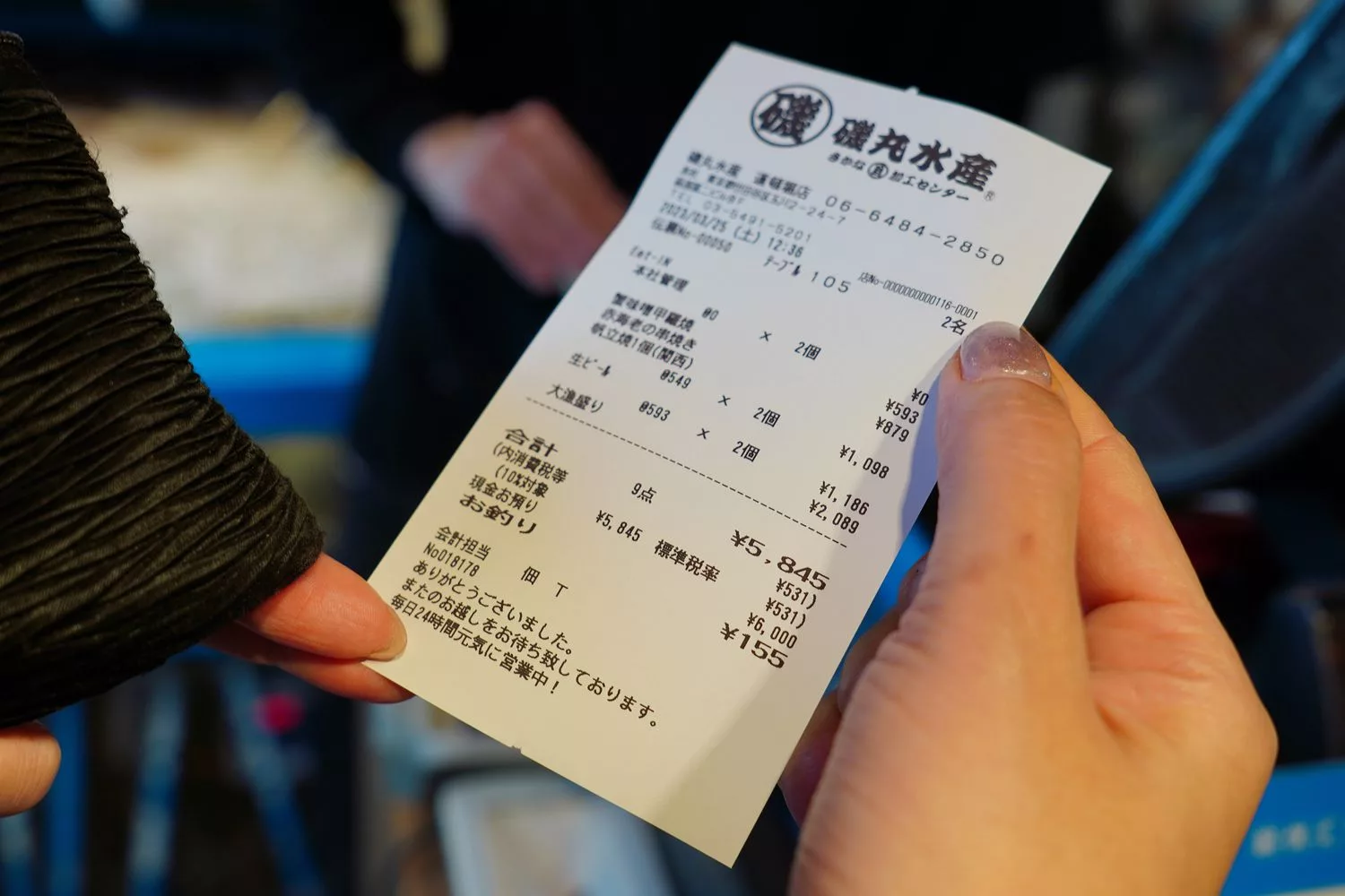 【道頓堀宵夜】磯丸水產 道頓堀店，大阪超夯海鮮居酒屋， 24 小時營業，海鮮控的天堂! @混血珊莎的奇幻旅程