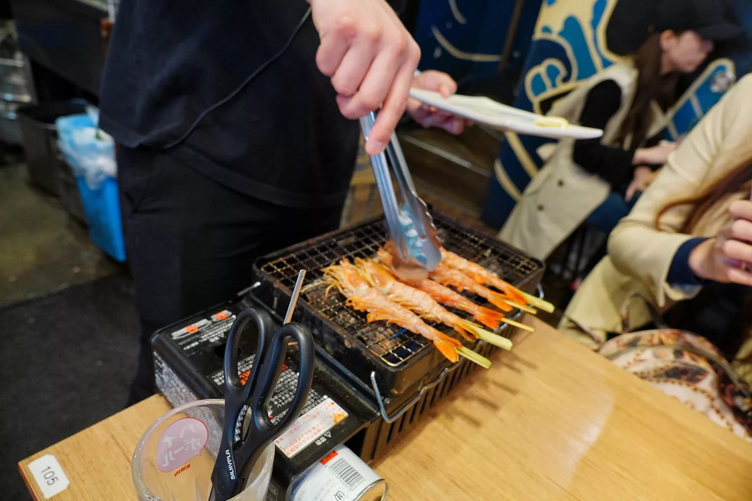 【道頓堀宵夜】磯丸水產 道頓堀店，大阪超夯海鮮居酒屋， 24 小時營業，海鮮控的天堂! @混血珊莎的奇幻旅程