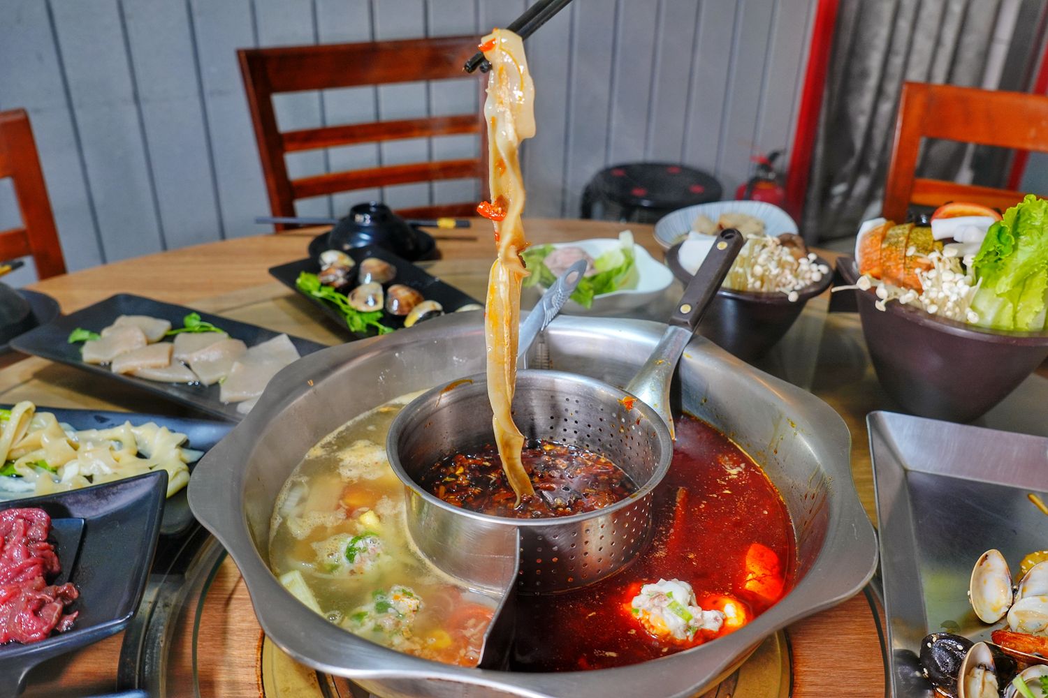 【豐原美食】十三涮四川料理｜道地川菜重慶麻辣鍋! @混血珊莎的奇幻旅程