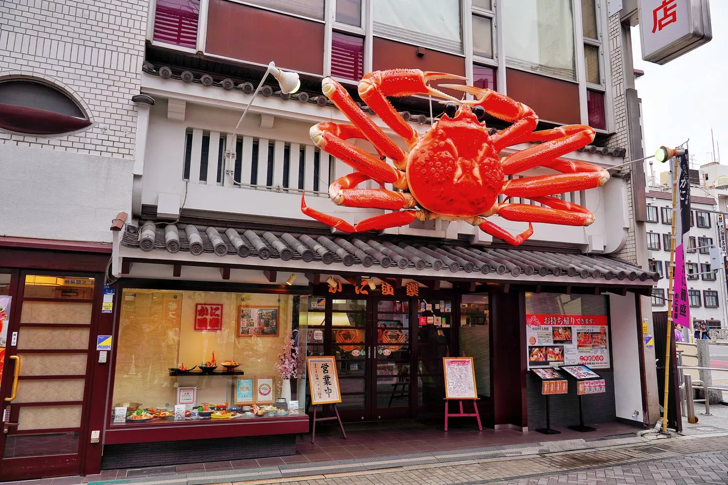 【道頓堀美食】蟹道樂 道頓堀東店，高人氣大阪連鎖螃蟹餐廳，獨立包廂享私人空間，菜單訂位攻略! @混血珊莎的奇幻旅程