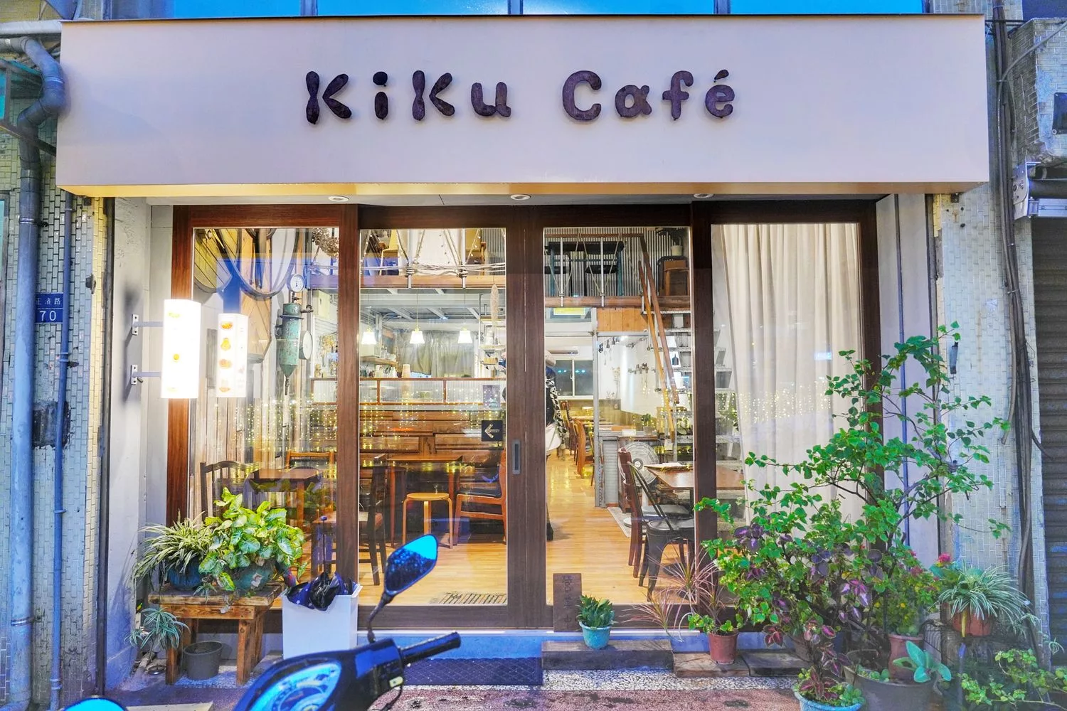 【正濱漁港咖啡廳】Kiku-cafe芍米，彩色屋港景第一排 @混血珊莎的奇幻旅程