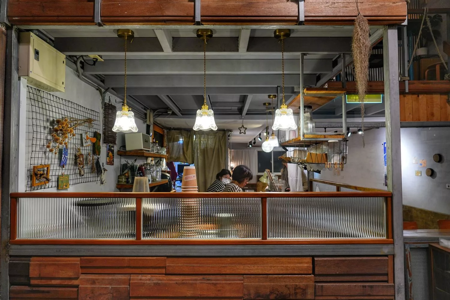 【正濱漁港咖啡廳】Kiku-cafe芍米，彩色屋港景第一排 @混血珊莎的奇幻旅程