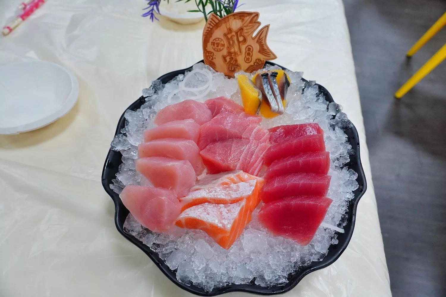 【邱家生魚片】墾丁必吃平價海產店，綜合生魚片100元起! @混血珊莎的奇幻旅程