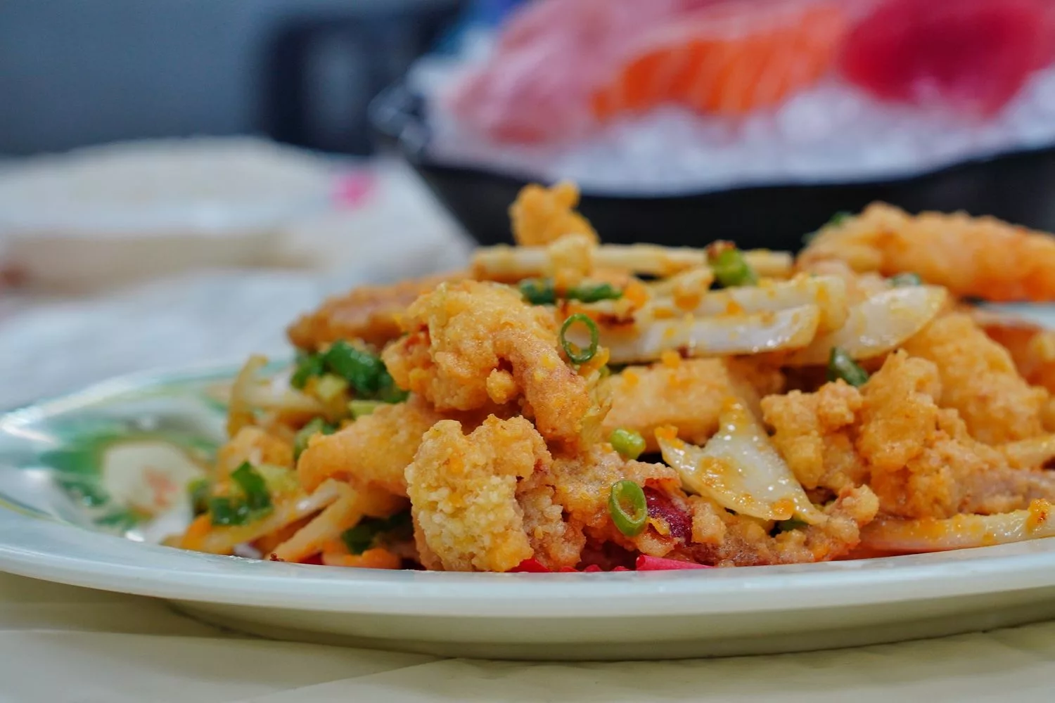 【邱家生魚片】墾丁必吃平價海產店，綜合生魚片100元起! @混血珊莎的奇幻旅程
