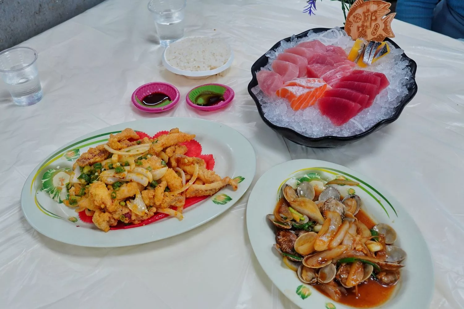 【邱家生魚片】墾丁必吃平價海產店，綜合生魚片100元起! @混血珊莎的奇幻旅程