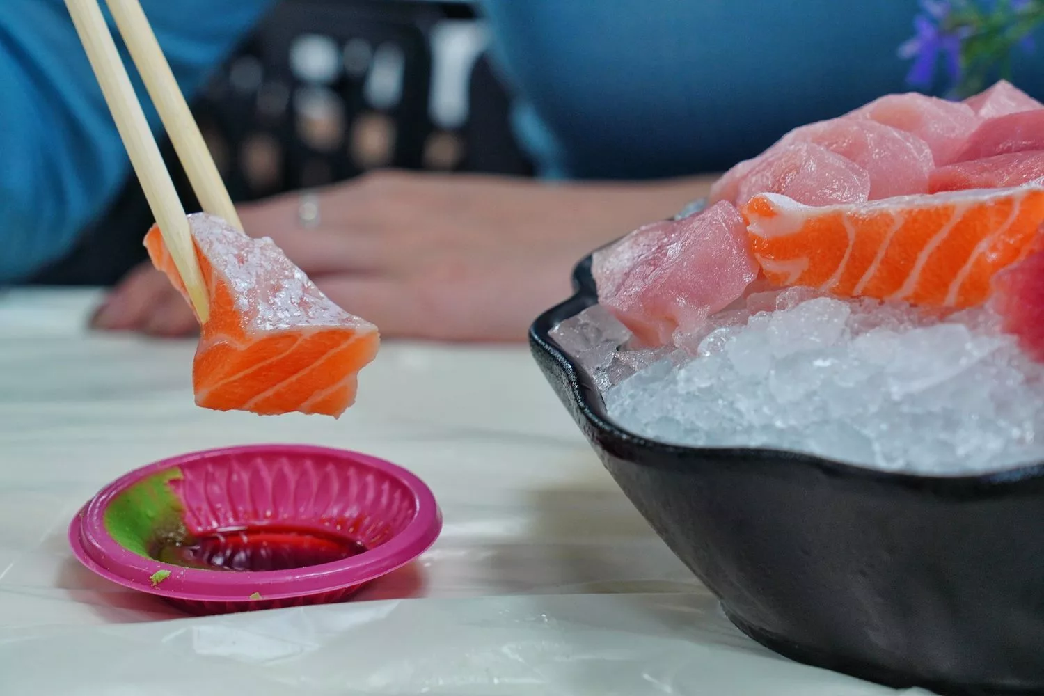 【邱家生魚片】墾丁必吃平價海產店，綜合生魚片100元起! @混血珊莎的奇幻旅程