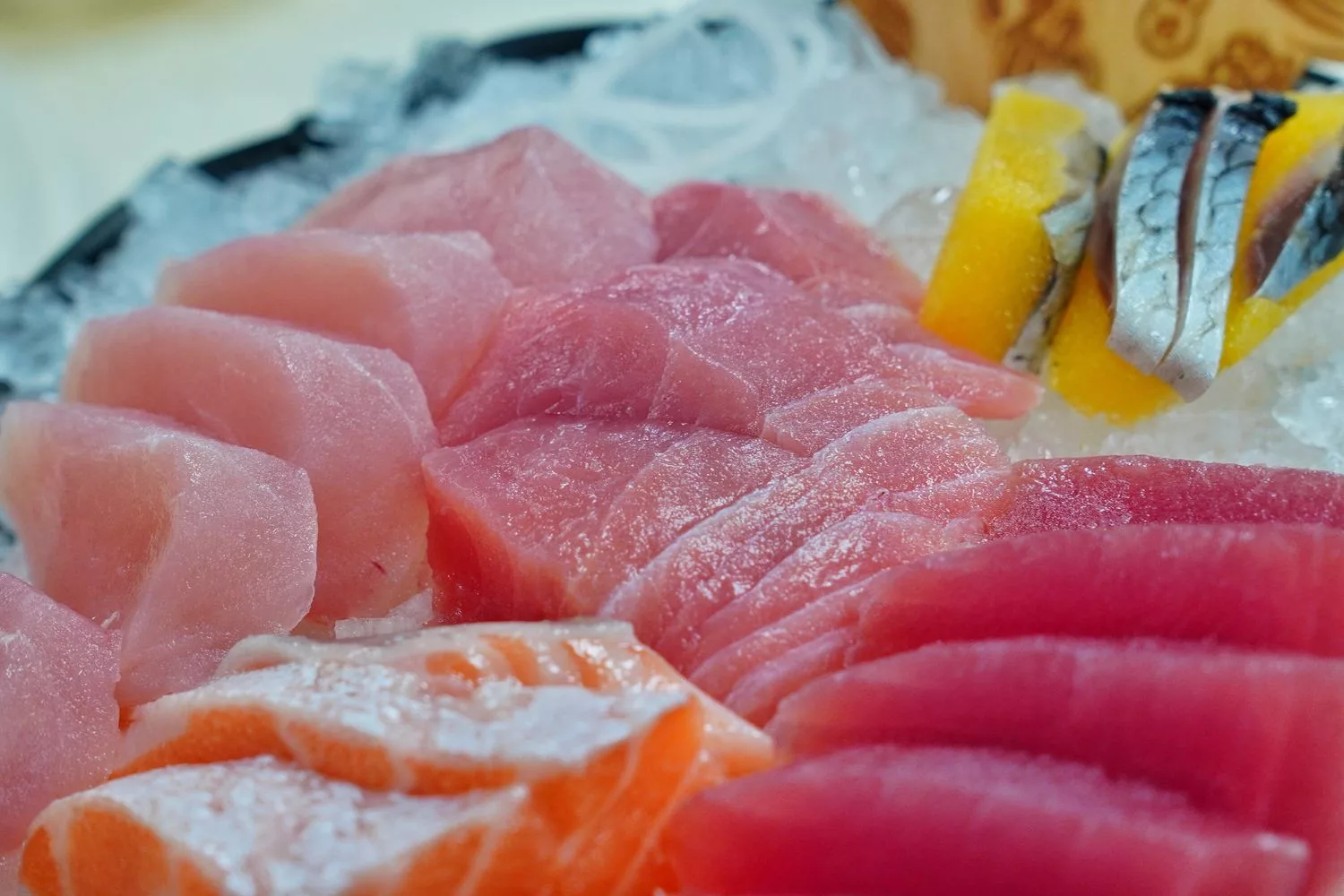 【邱家生魚片】墾丁必吃平價海產店，綜合生魚片100元起! @混血珊莎的奇幻旅程