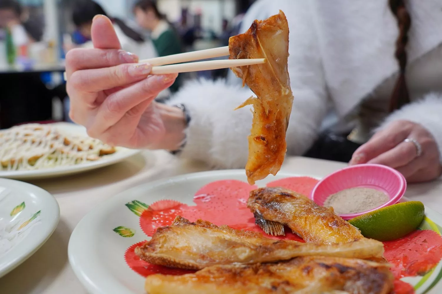 【榮生魚片】最高人氣基隆成功市場美食，Google評價破 4000 多則! @混血珊莎的奇幻旅程