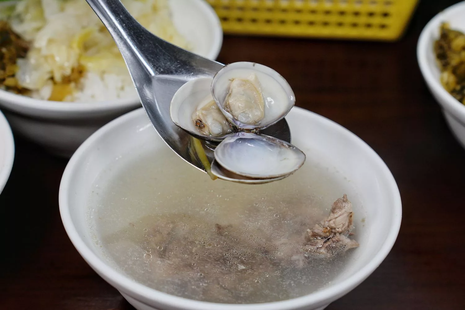 【天天鮮排骨飯】基隆 40 年在地老店，排骨蝦仁飯半熟蛋超銷魂 @混血珊莎的奇幻旅程