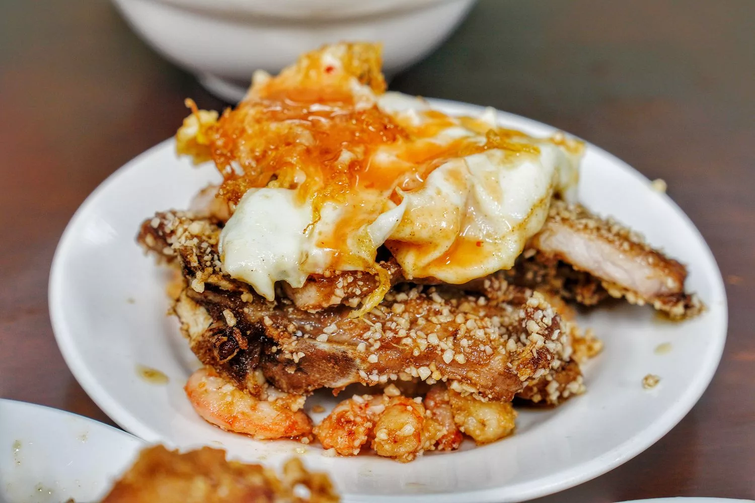 【天天鮮排骨飯】基隆 40 年在地老店，排骨蝦仁飯半熟蛋超銷魂 @混血珊莎的奇幻旅程