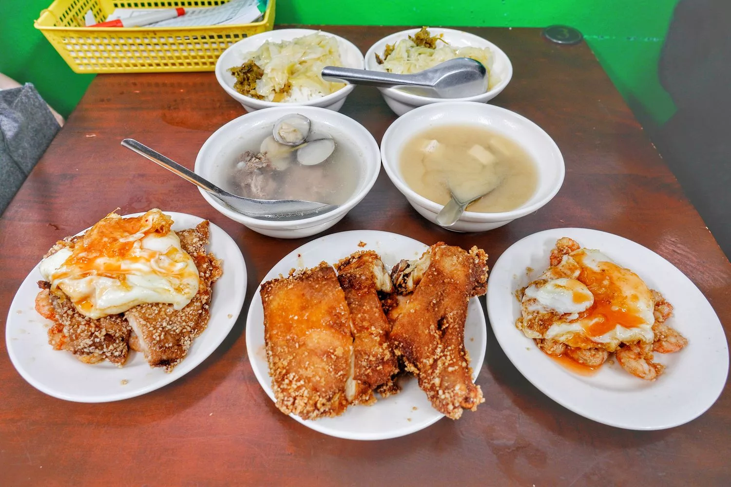 【天天鮮排骨飯】基隆 40 年在地老店，排骨蝦仁飯半熟蛋超銷魂 @混血珊莎的奇幻旅程