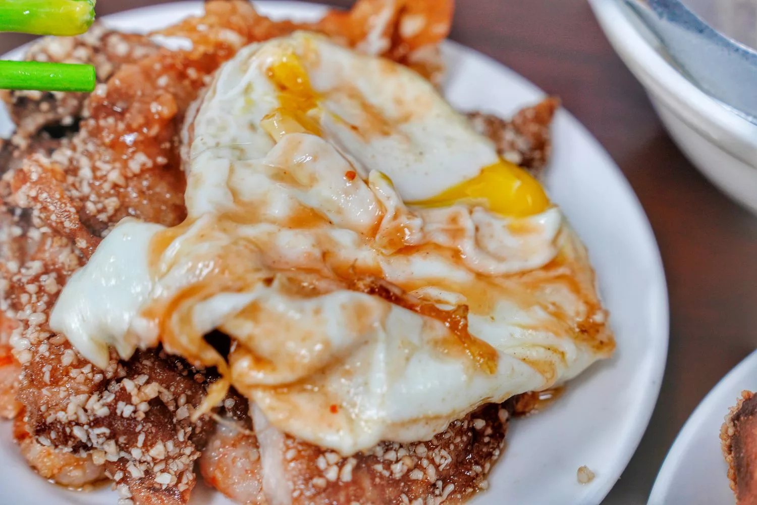 【天天鮮排骨飯】基隆 40 年在地老店，排骨蝦仁飯半熟蛋超銷魂 @混血珊莎的奇幻旅程