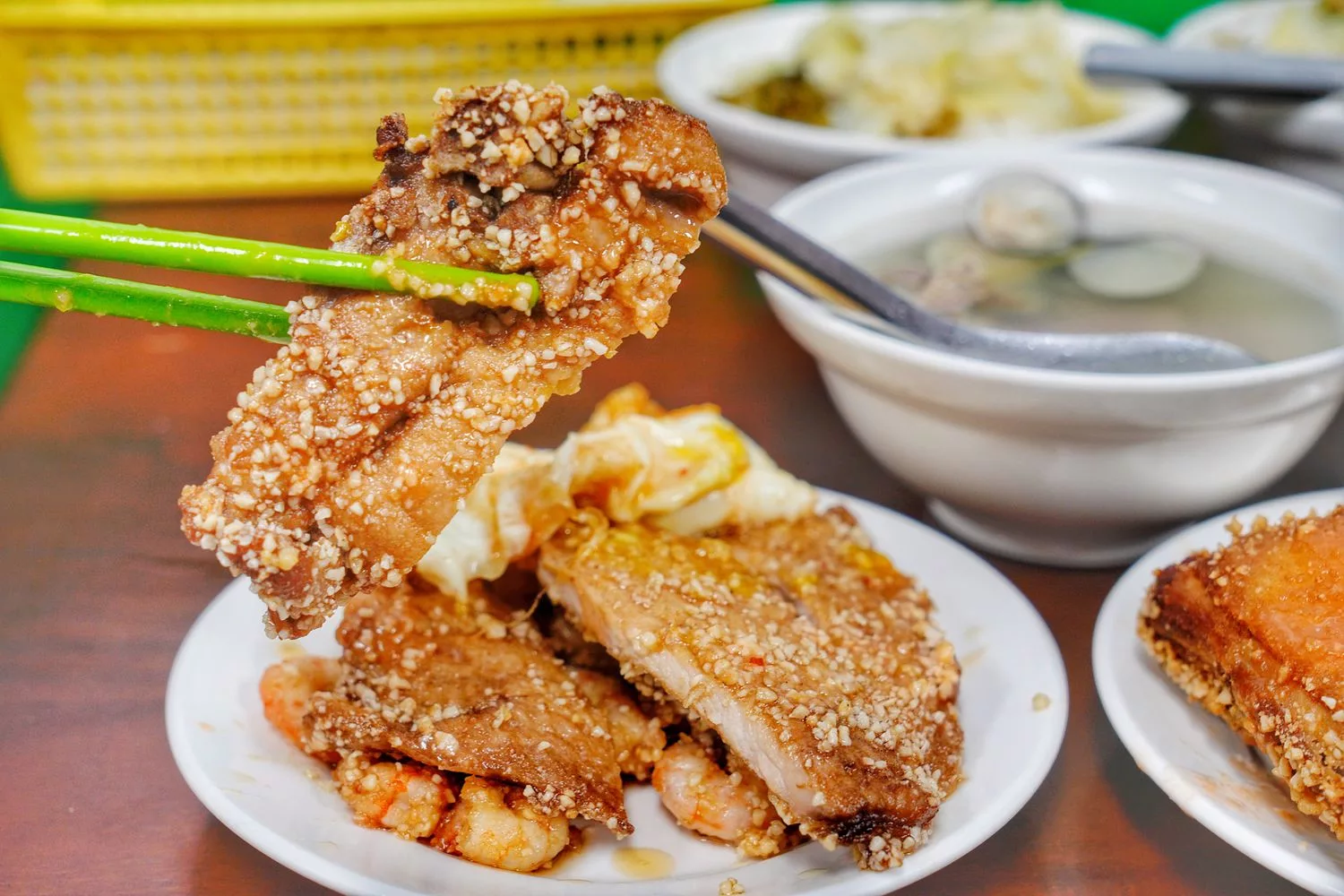 【天天鮮排骨飯】基隆 40 年在地老店，排骨蝦仁飯半熟蛋超銷魂 @混血珊莎的奇幻旅程