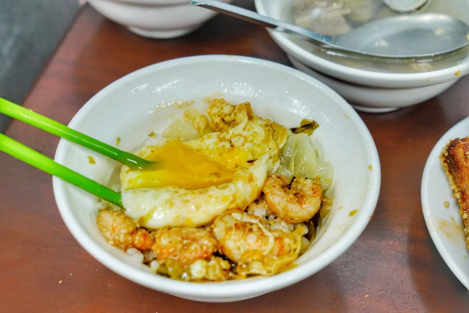 【天天鮮排骨飯】基隆 40 年在地老店，排骨蝦仁飯半熟蛋超銷魂 @混血珊莎的奇幻旅程